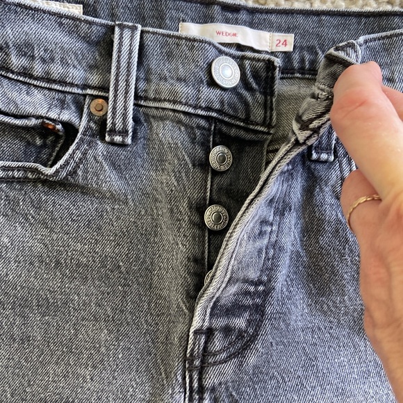 Levi’s women’s black wedgie 24, excellent condition. Denim jeans. - Picture 4 of 5
